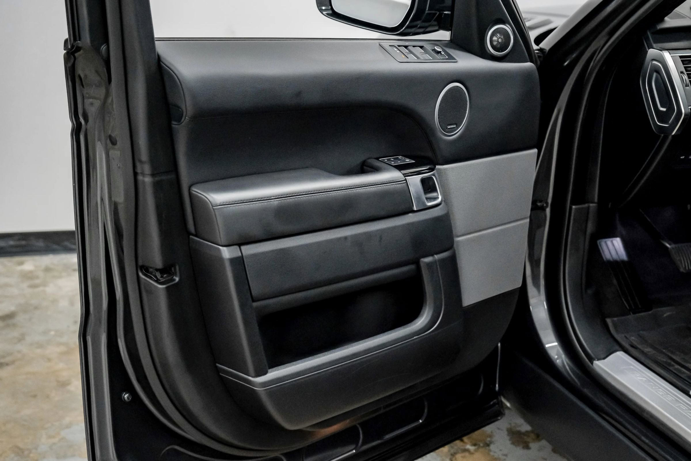 Used 2017 Land Rover Range Rover Sport HSE image 38