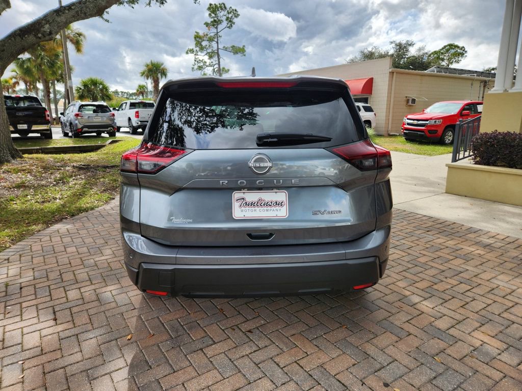 Used 2024 Nissan Rogue SV image 3