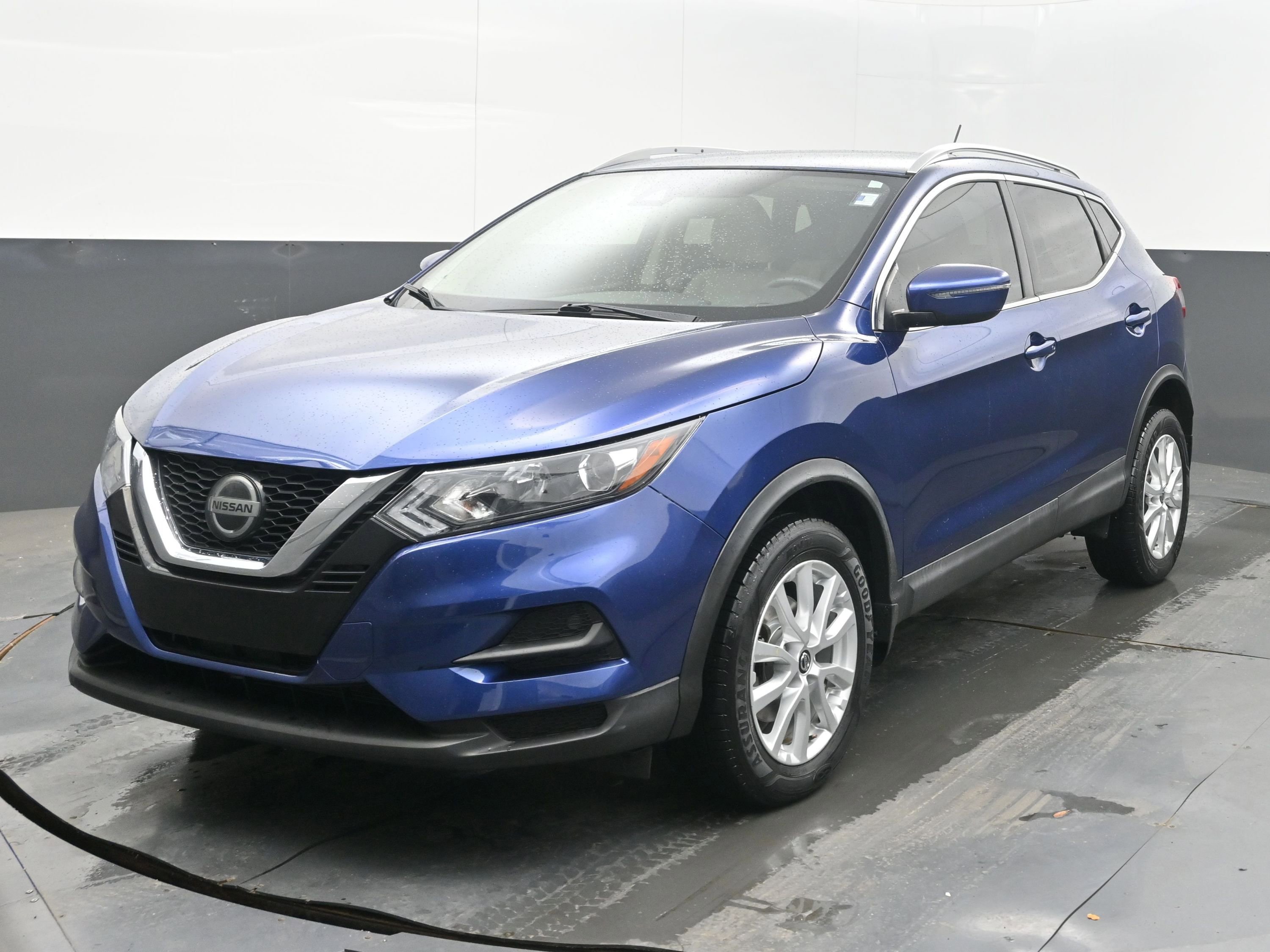 Used 2020 Nissan Rogue Sport SV FWD image 3