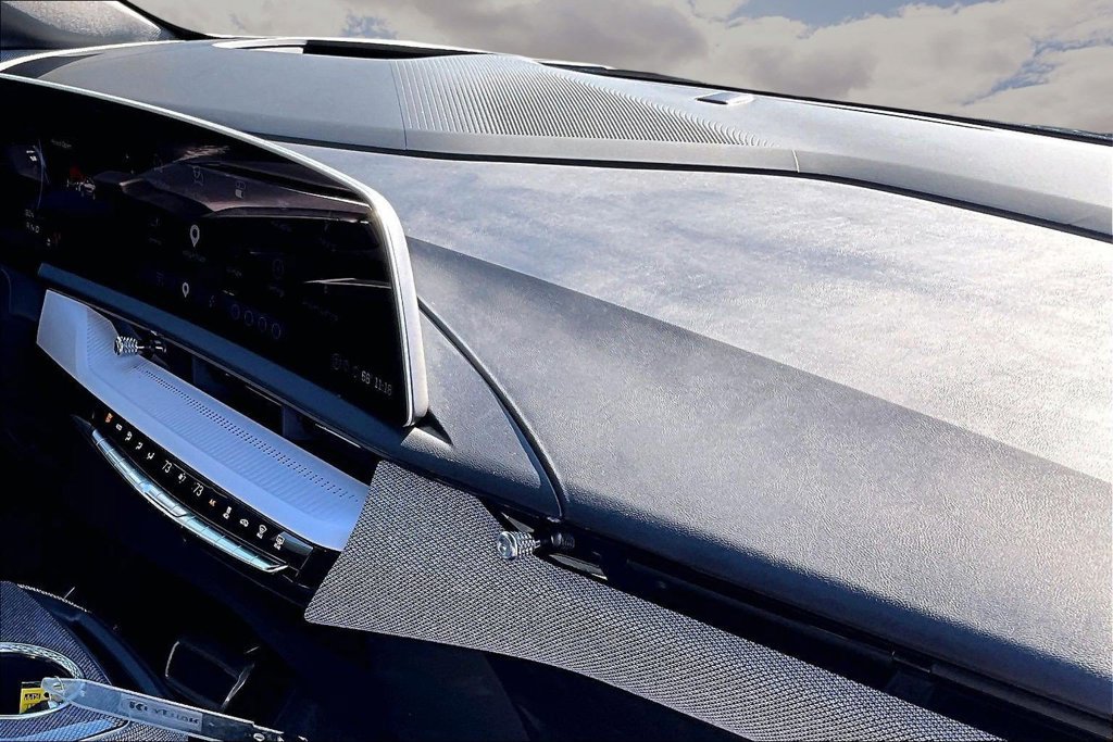 Certified 2025 Cadillac Optiq Luxury 2 w/ LPO, Floor Liner Package AWD/4WD image 26