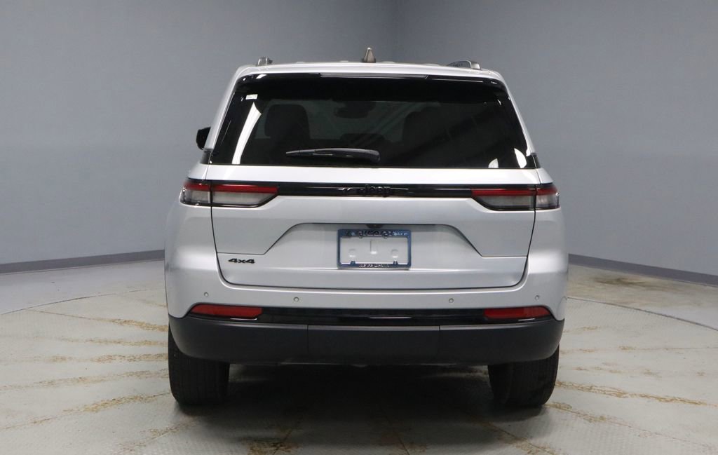 Used 2024 Jeep Grand Cherokee Altitude image 11