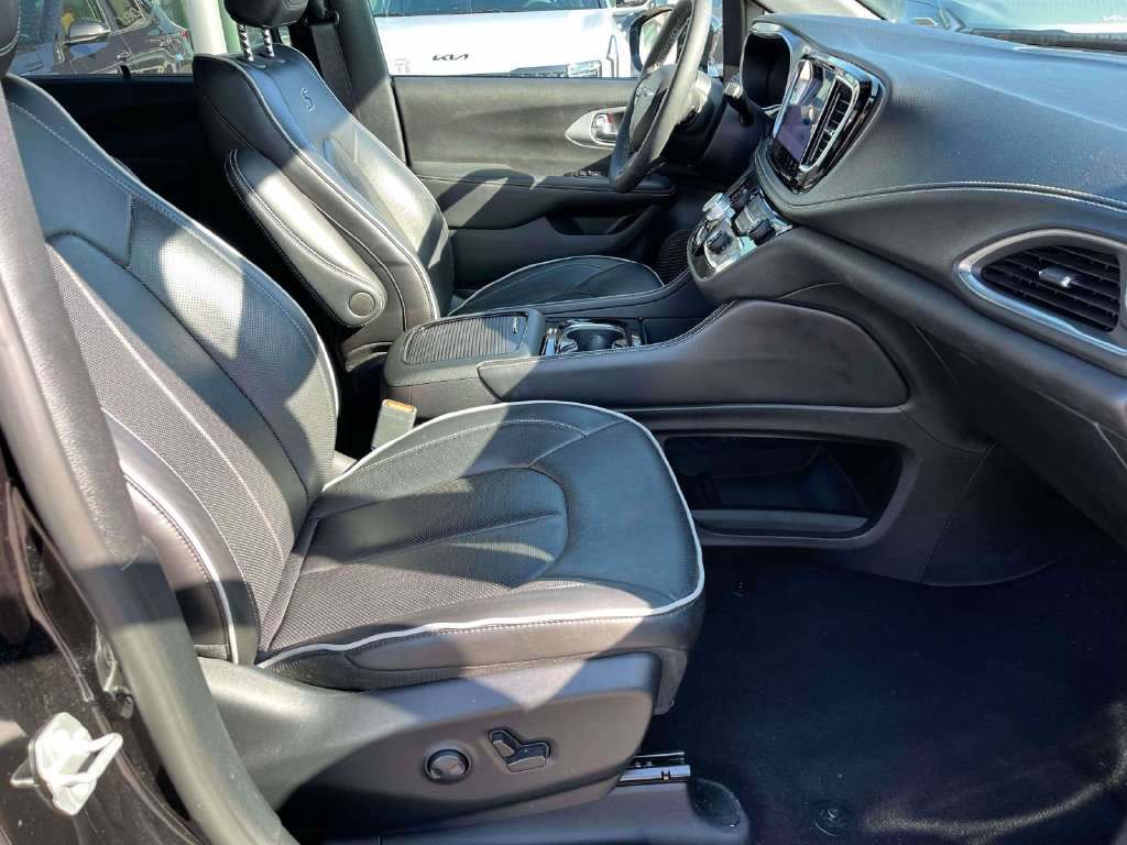Used 2025 Chrysler Pacifica Limited FWD image 12