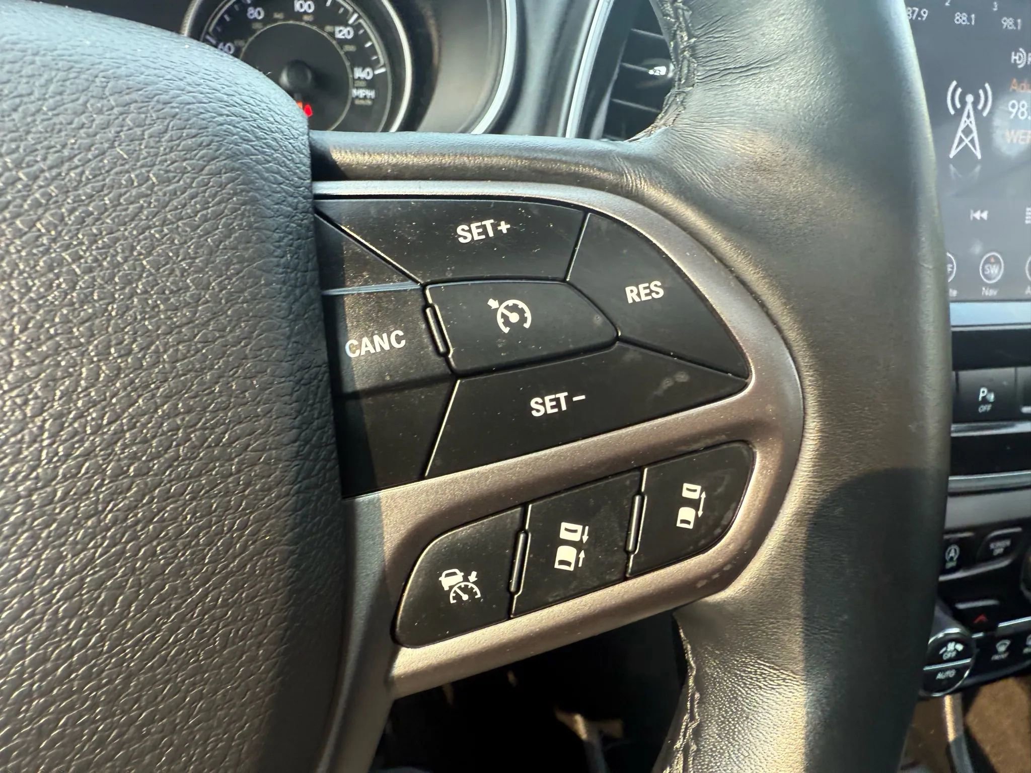 Used 2019 Jeep Cherokee Overland w/ Technology Group image 14