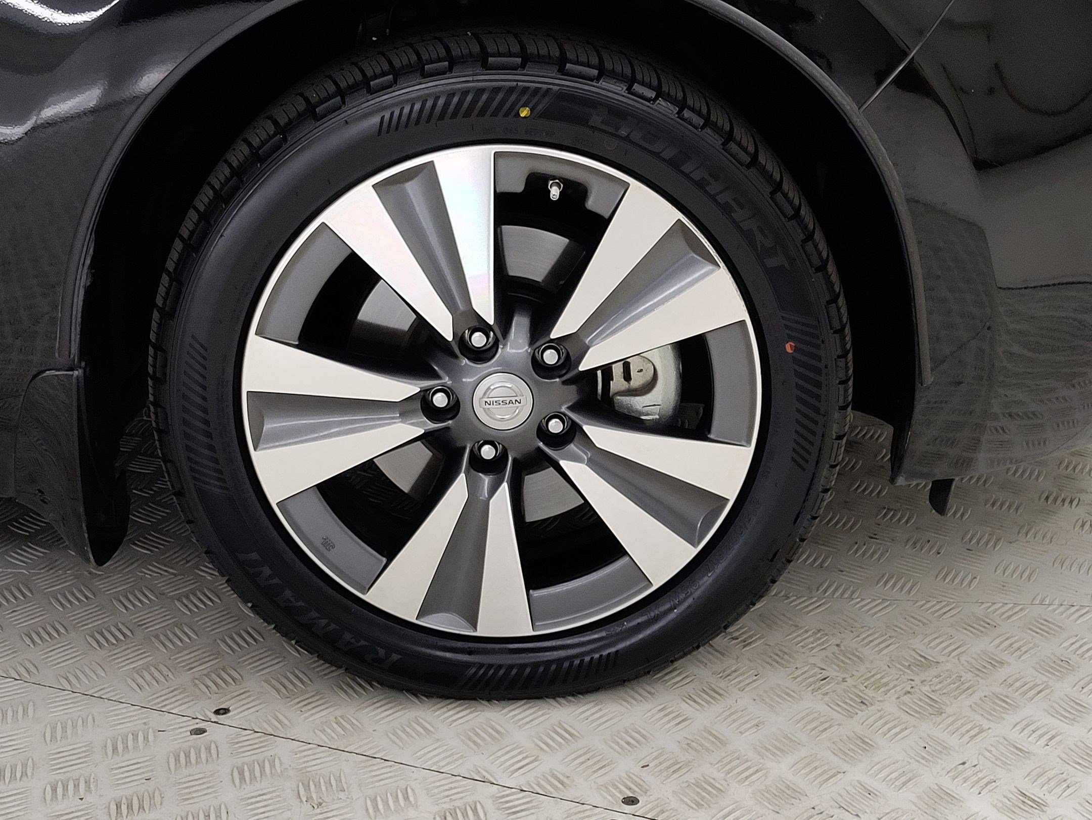 Used 2015 Nissan Leaf SL w/ Premium Package image 4