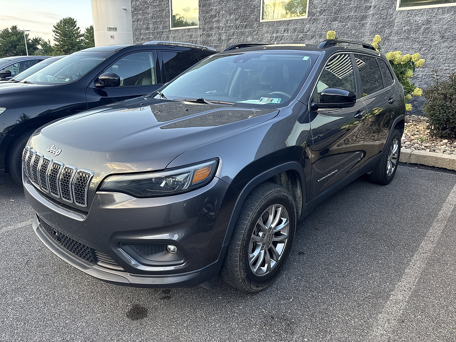 Used 2022 Jeep Cherokee Latitude Lux w/ Sun & Sound Group AWD/4WD image 3