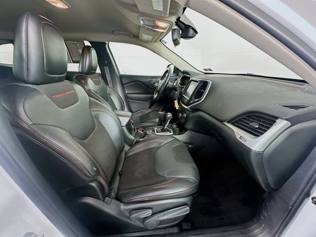 Used 2016 Jeep Cherokee Trailhawk w/ Cold Weather Group image 26