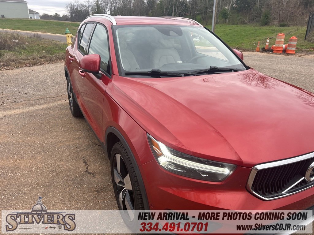 Used 2019 Volvo XC40 T4 Momentum image 1