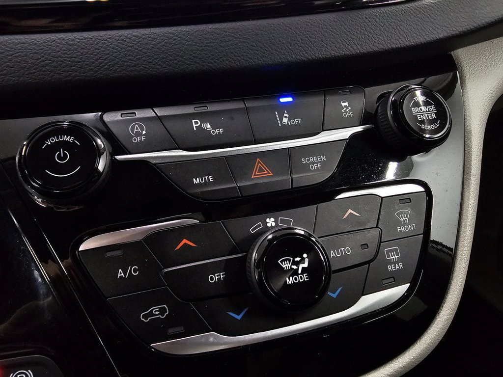 Used 2024 Chrysler Pacifica Touring-L FWD image 18