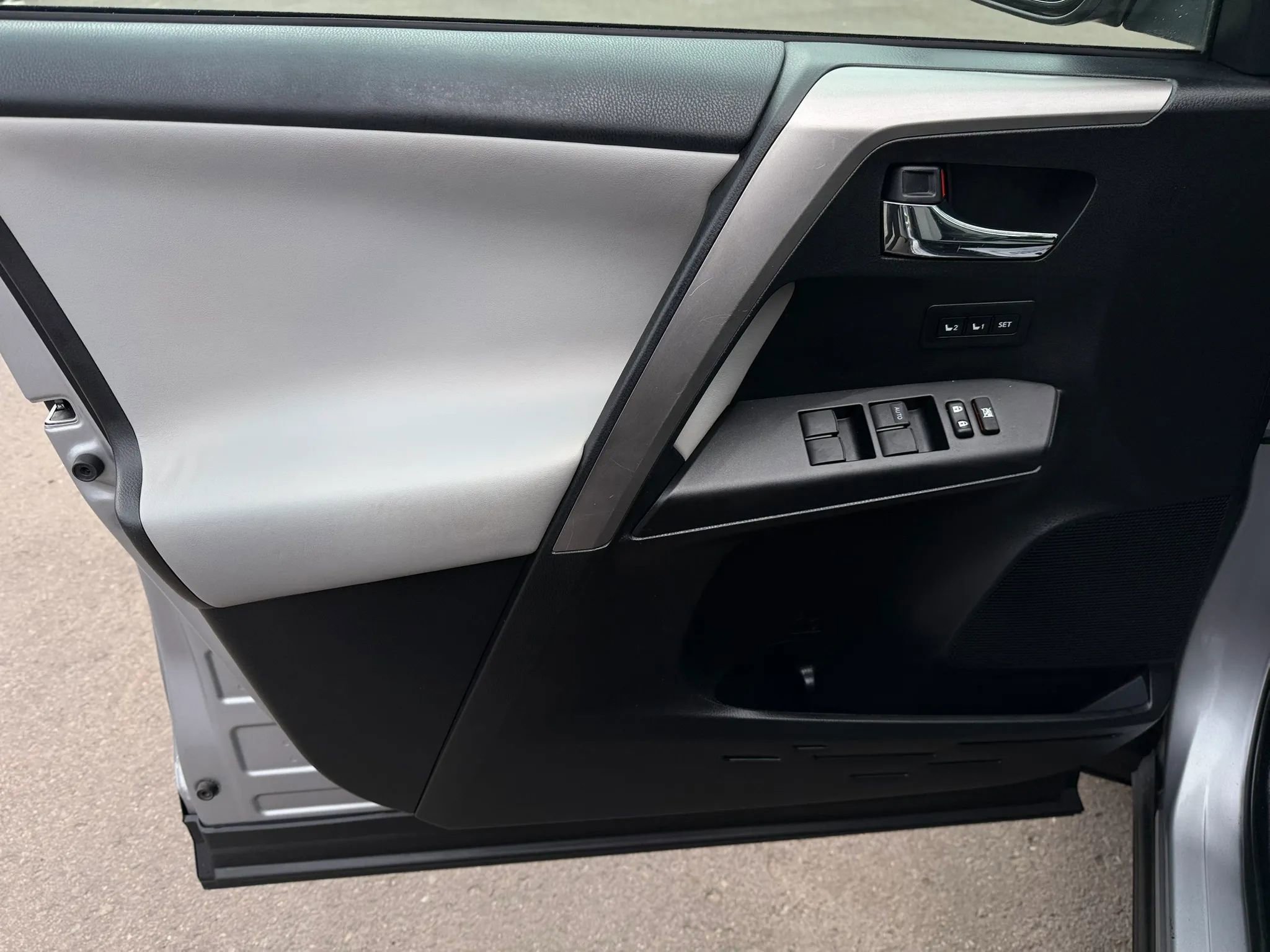 Used 2017 Toyota RAV4 XLE AWD/4WD image 14