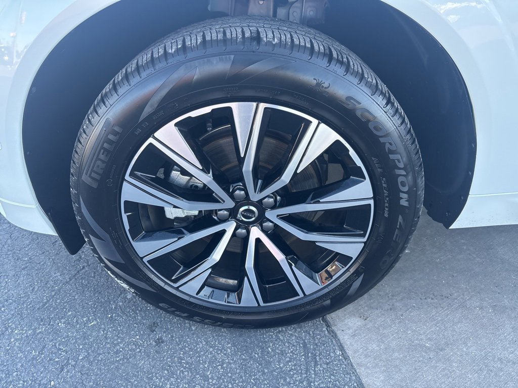 Used 2025 Volvo XC60 B5 Plus image 13