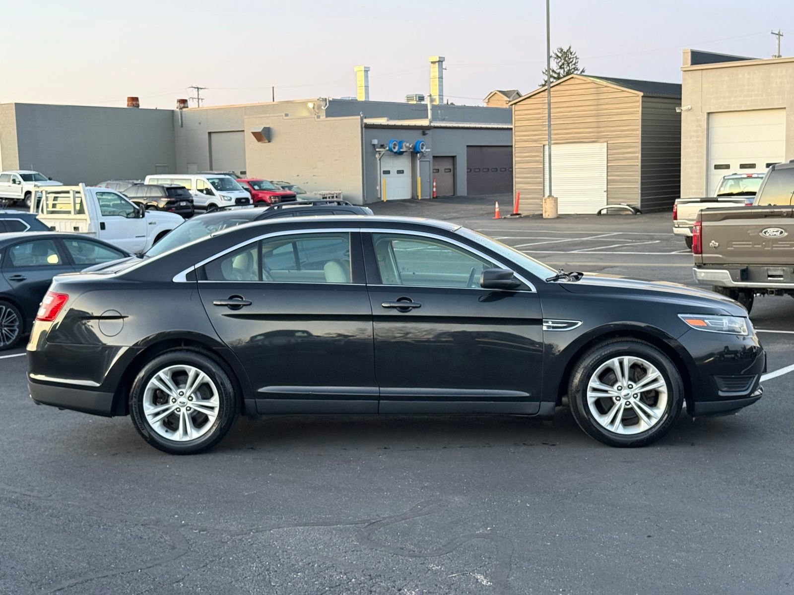 Used 2015 Ford Taurus SE FWD image 3