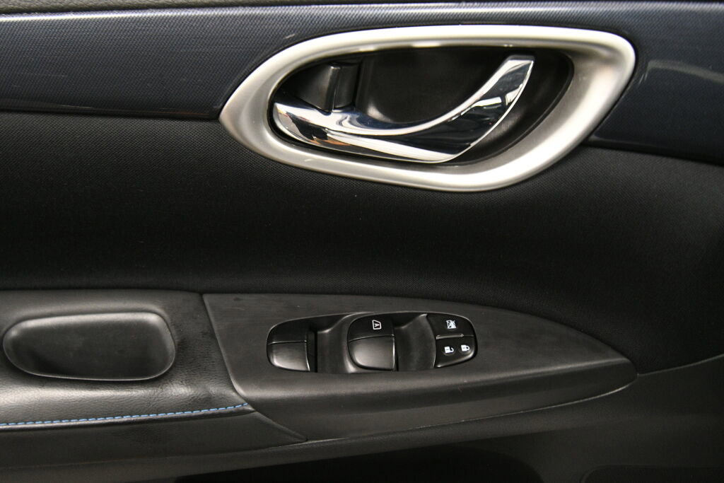 Used 2018 Nissan Sentra SR w/ Technology Package image 12