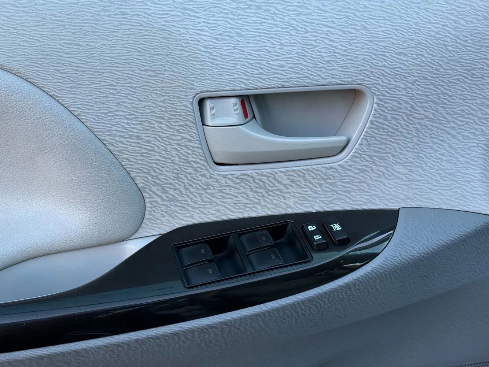 Used 2013 Toyota Sienna LE image 18