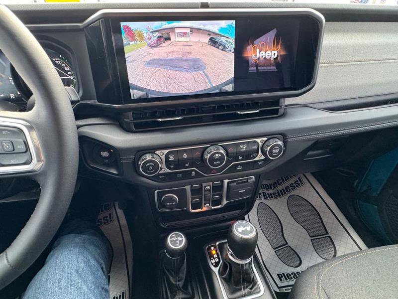 Used 2024 Jeep Wrangler Sahara image 11