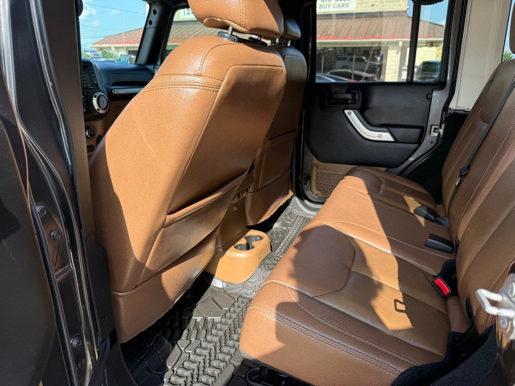 Used 2018 Jeep Wrangler Unlimited Rubicon w/ Connectivity Group AWD/4WD image 14