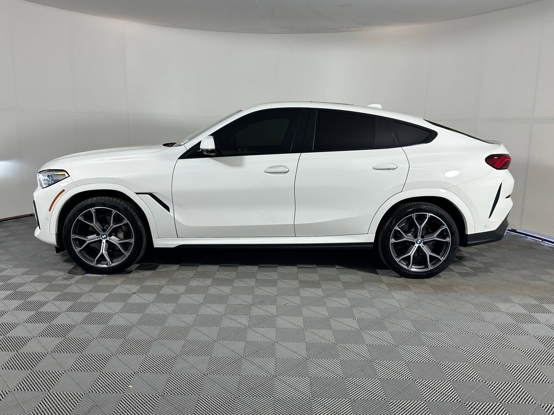 Used 2020 BMW X6 sDrive40i w/ Executive Package image 2