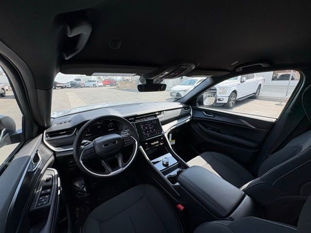 New 2026 Jeep Grand Cherokee Laredo w/ Trailer Tow Package RWD image 17