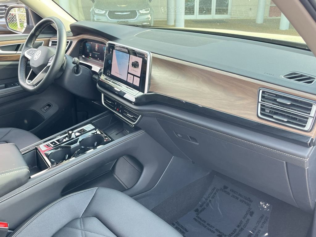 Used 2025 Volkswagen Atlas SE image 32