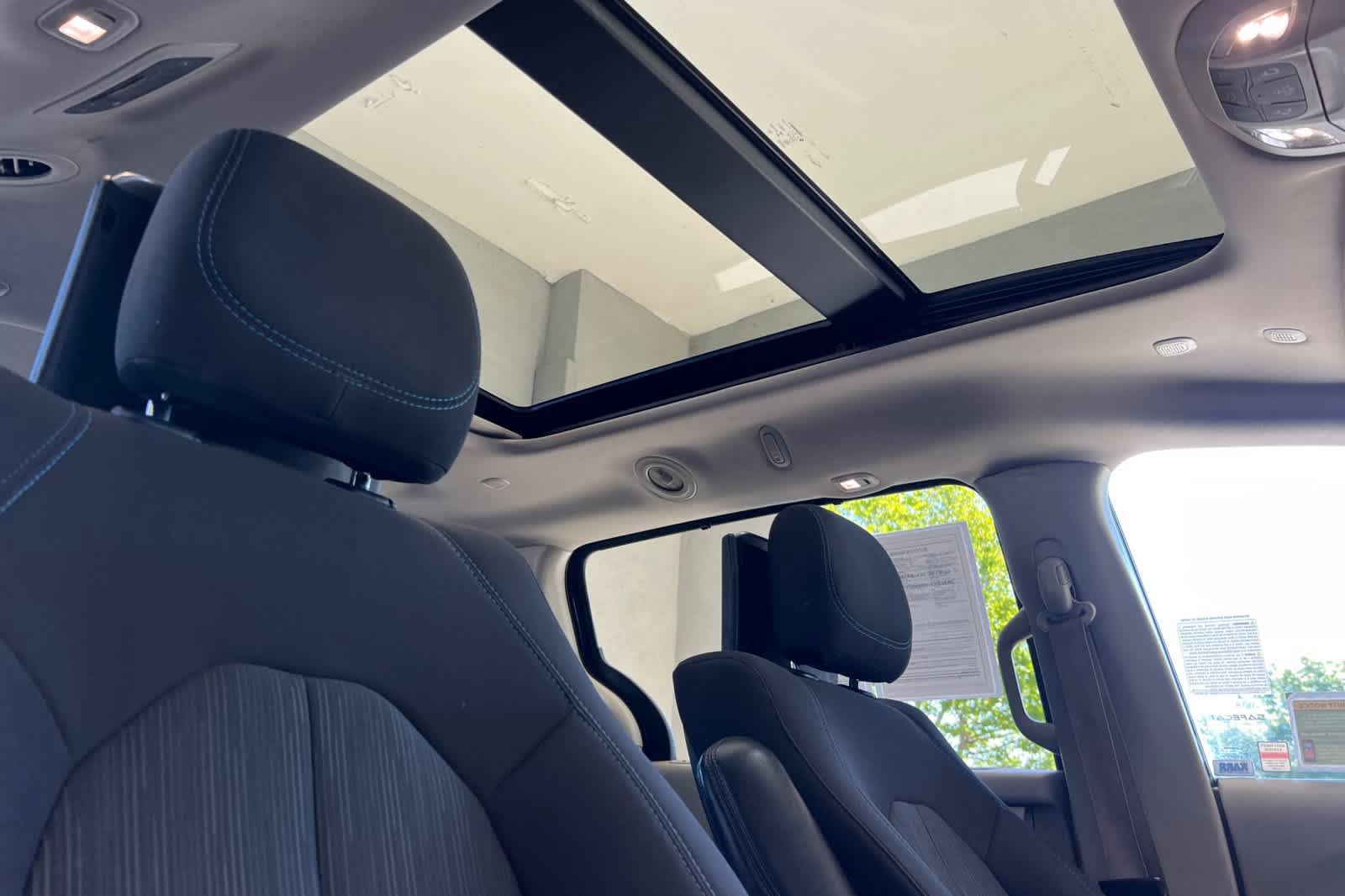 Used 2021 Chrysler Pacifica Touring w/ Uconnect Theater Family Group FWD image 20