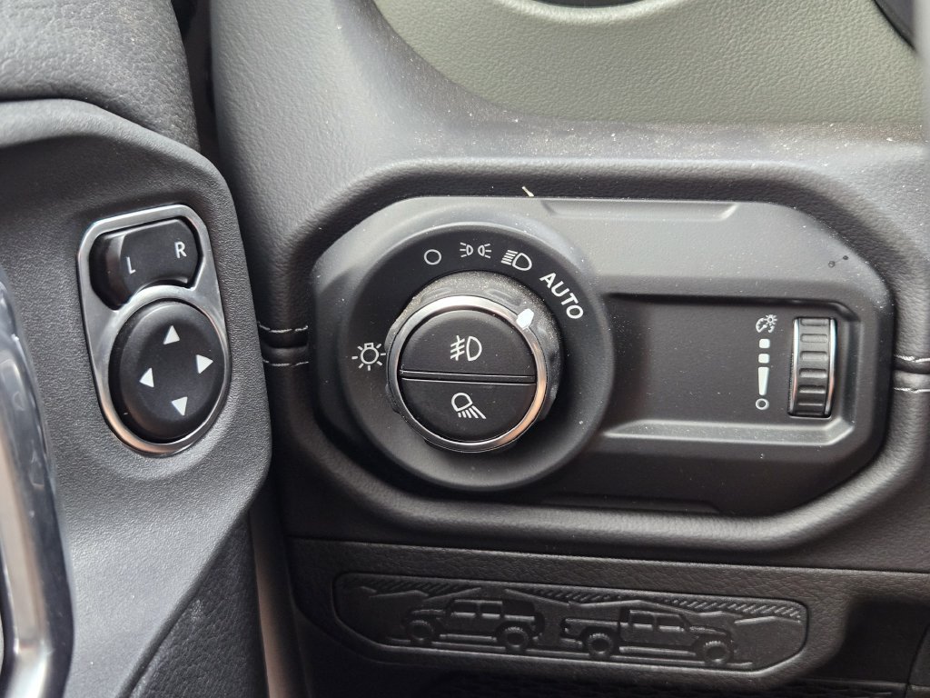 Used 2025 Jeep Gladiator Mojave w/ Convenience Group AWD/4WD image 22