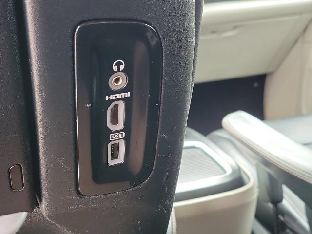 Used 2017 Chrysler Pacifica Touring-L Plus w/ Tire & Wheel Group FWD image 32