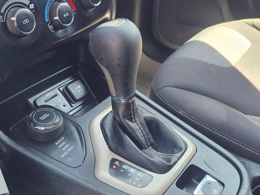 Used 2016 Jeep Cherokee Sport AWD/4WD image 34