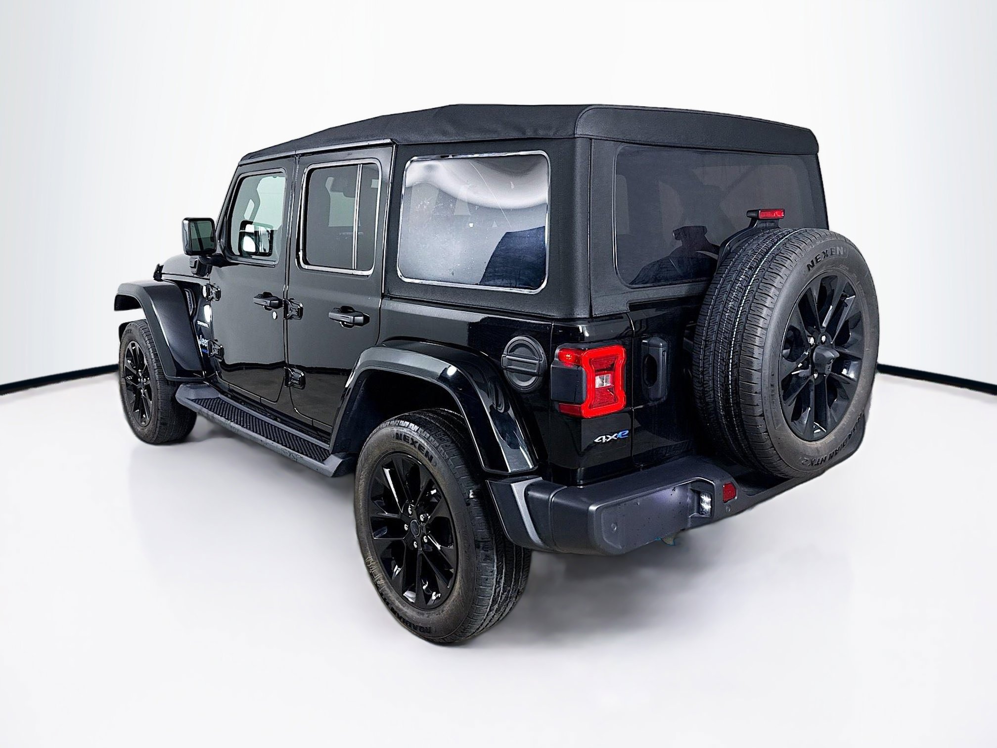 Used 2024 Jeep Wrangler Unlimited Sahara w/ Technology Group image 29