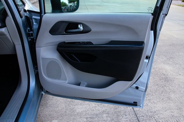 Used 2023 Chrysler Pacifica Touring-L image 28