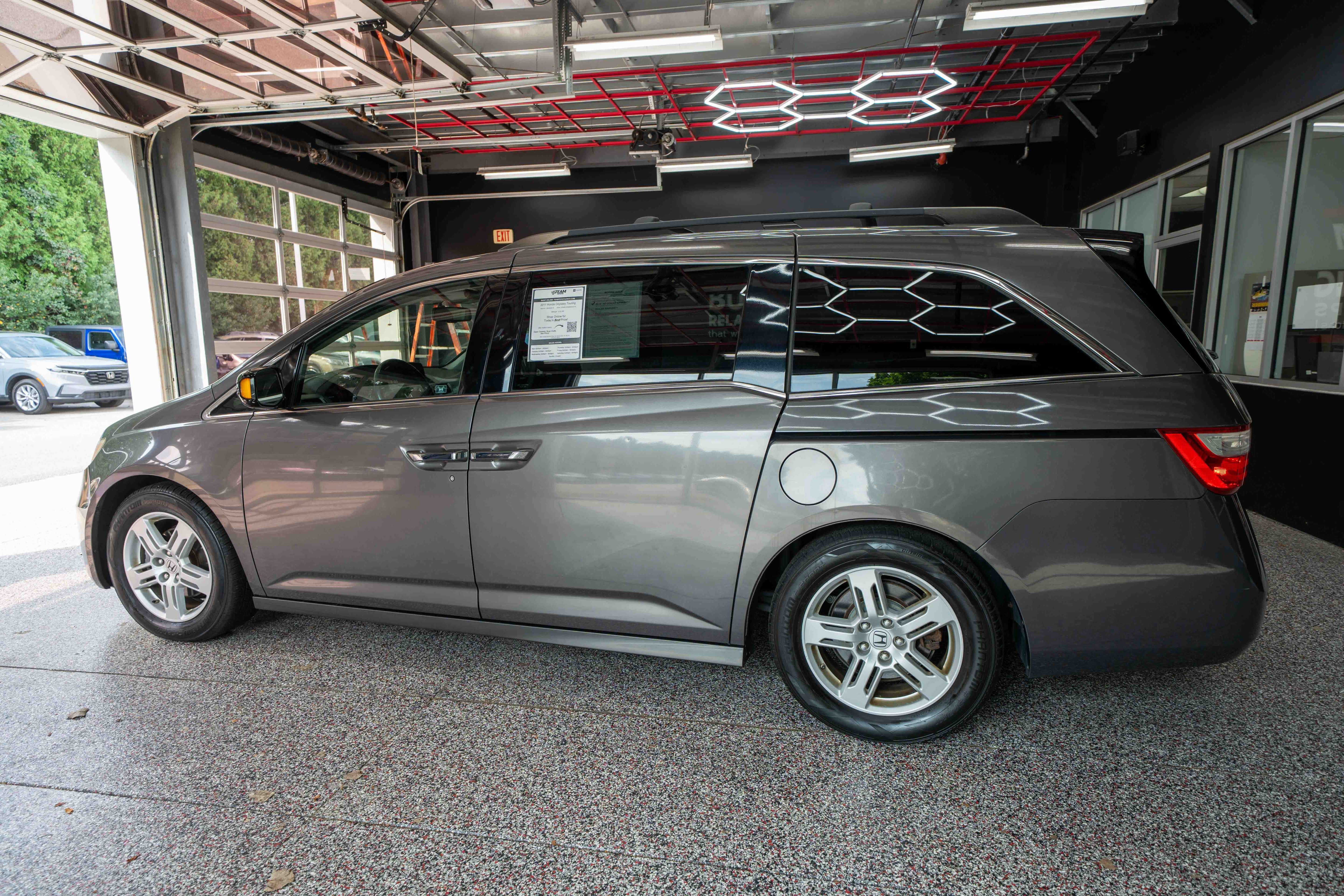 Used 2011 Honda Odyssey Touring image 2