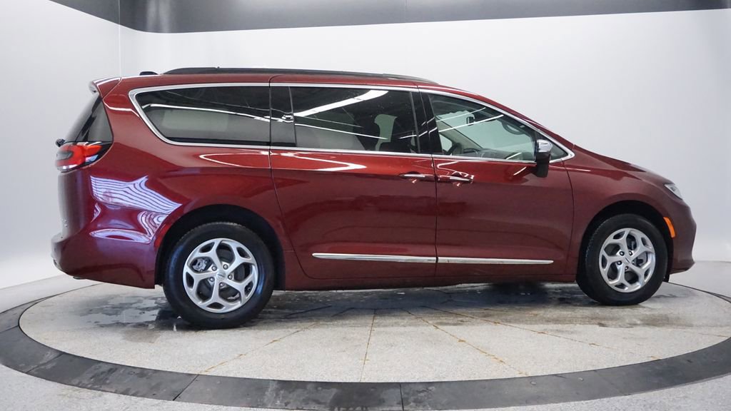 Used 2023 Chrysler Pacifica Limited image 8