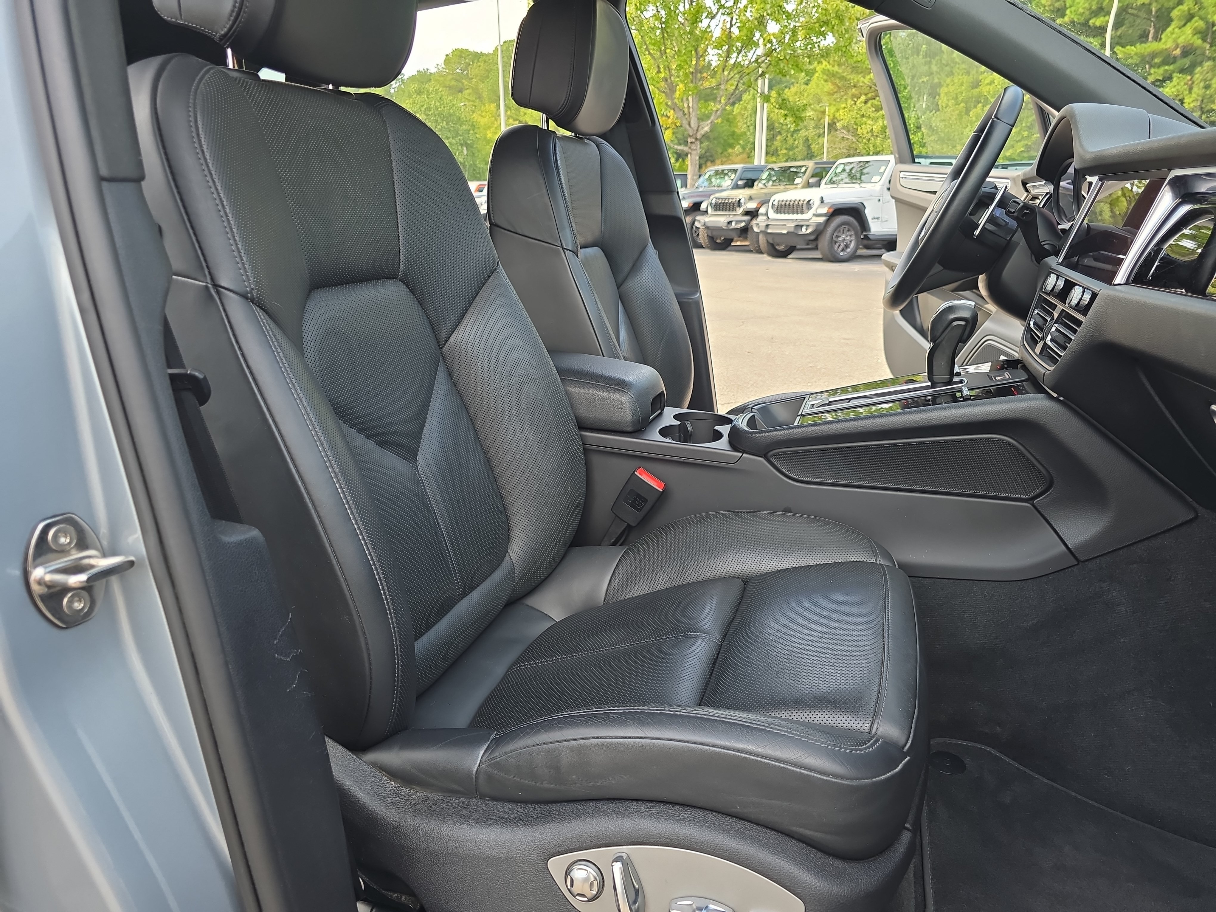 Used 2022 Porsche Macan AWD/4WD image 10