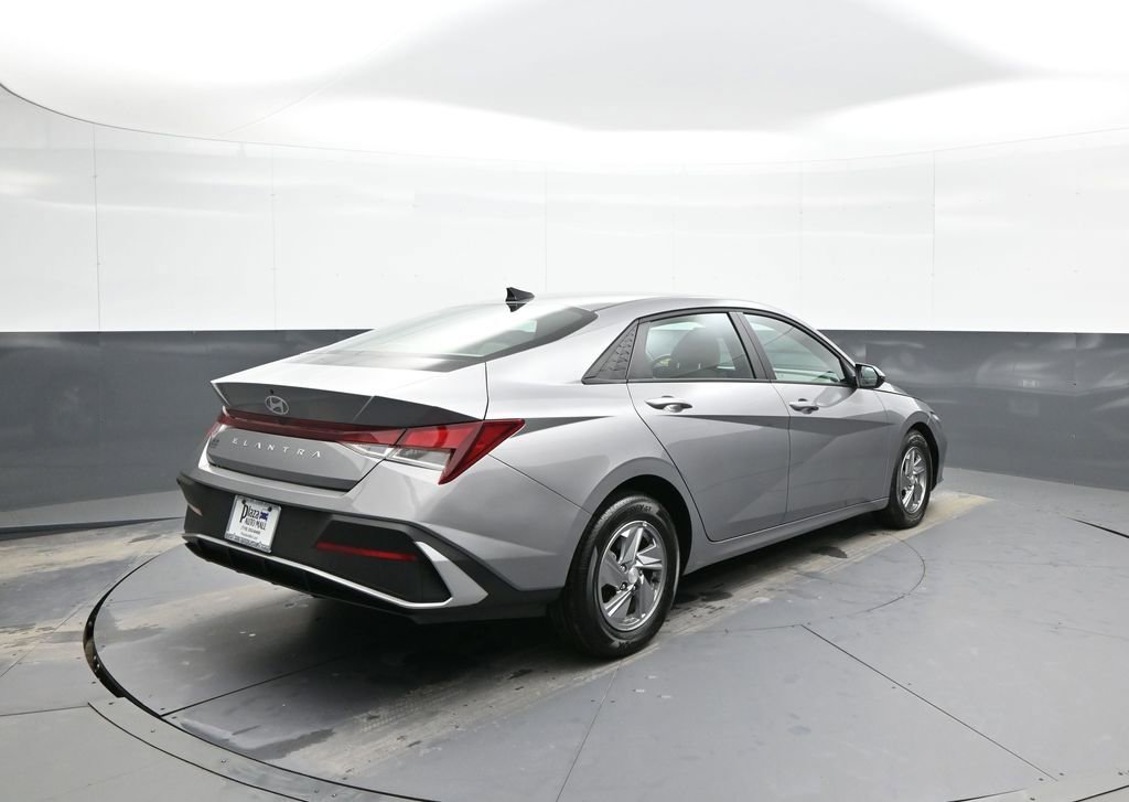 Certified 2025 Hyundai Elantra SE image 6
