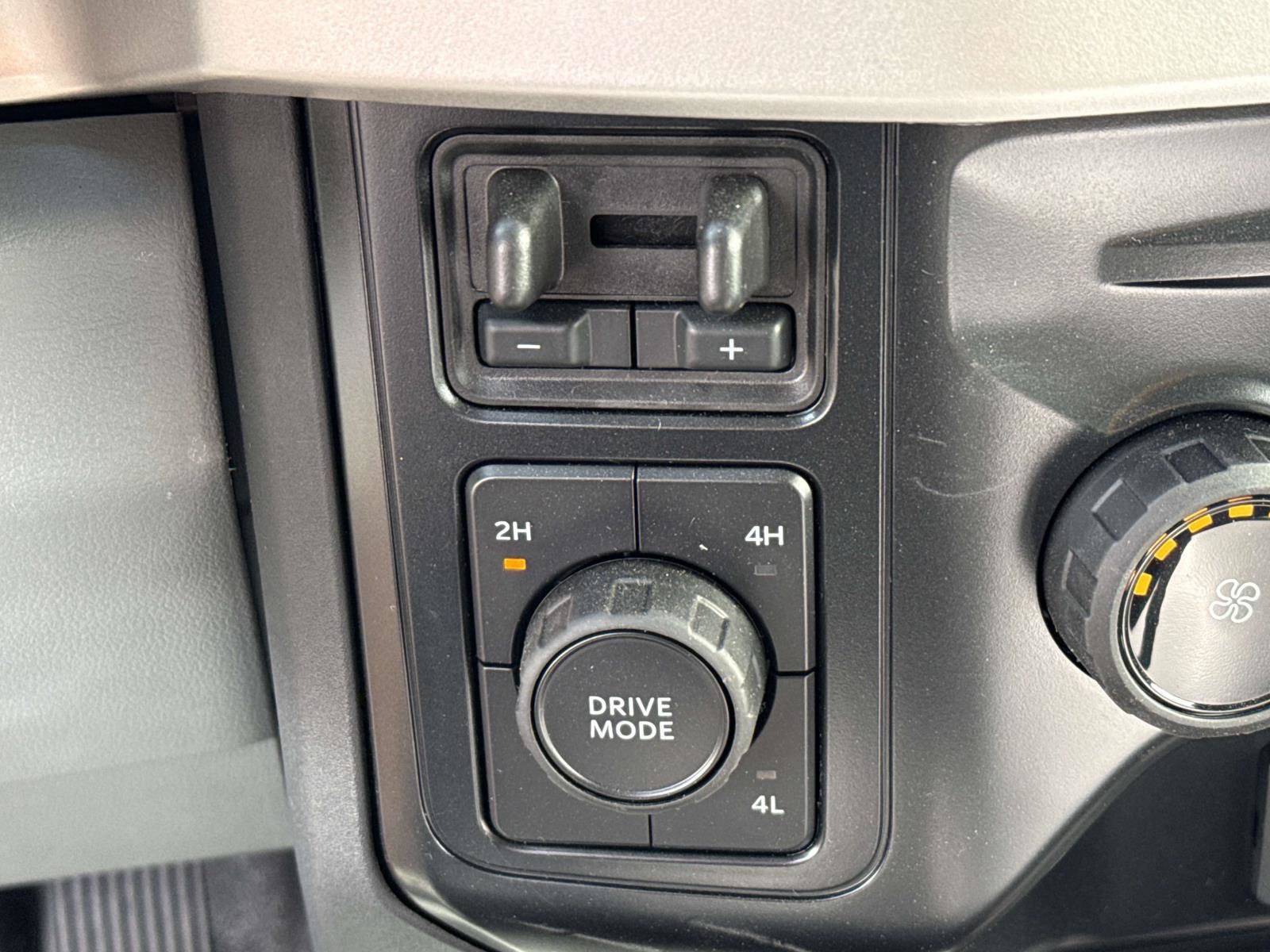 New 2025 Ford F550 4x4 Crew Cab image 17