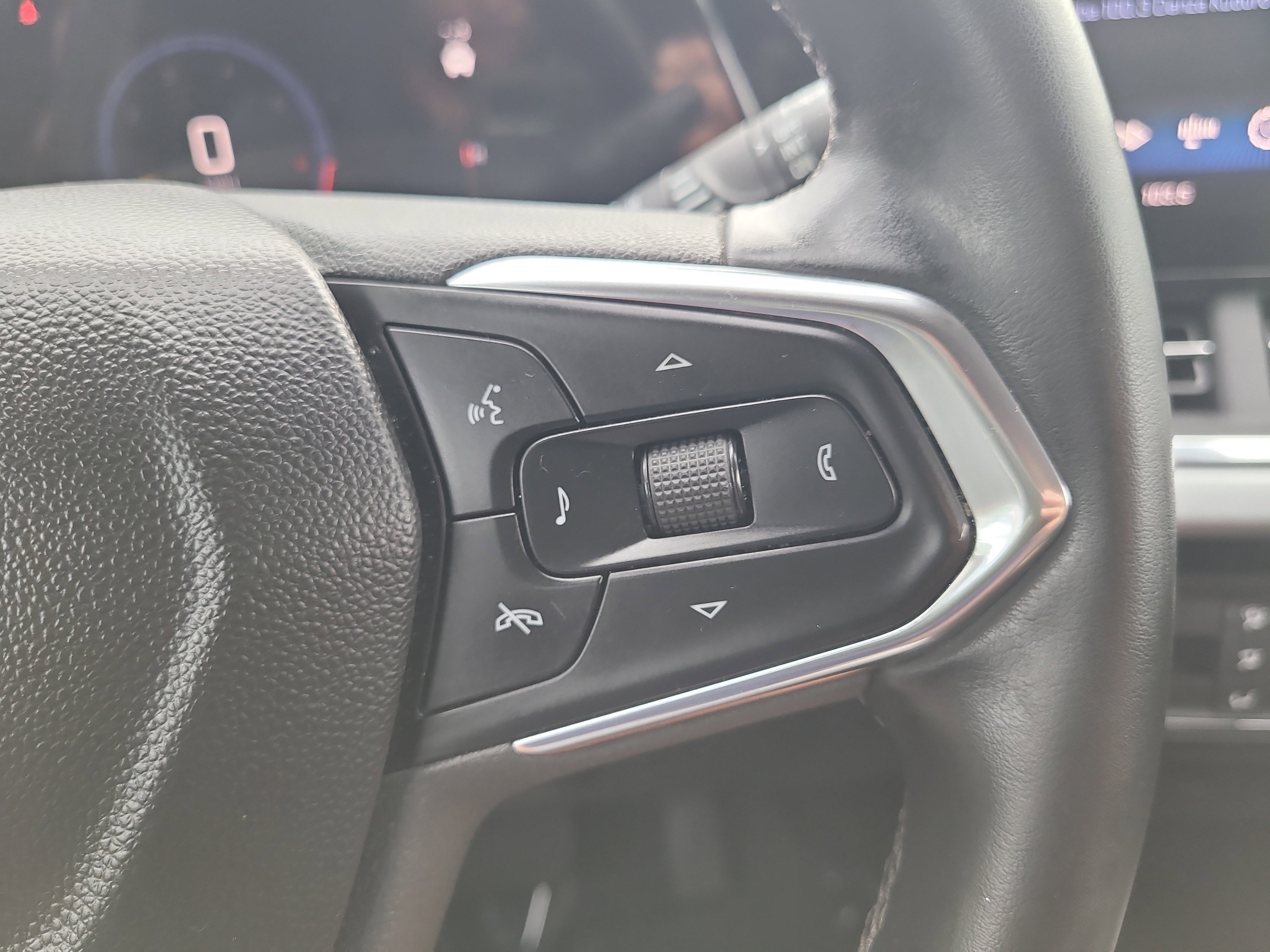 Used 2024 Chevrolet Trax LT w/ Driver Confidence Package FWD image 29