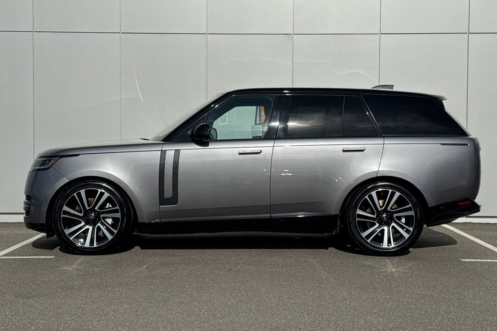 Used 2023 Land Rover Range Rover SE AWD/4WD image 2