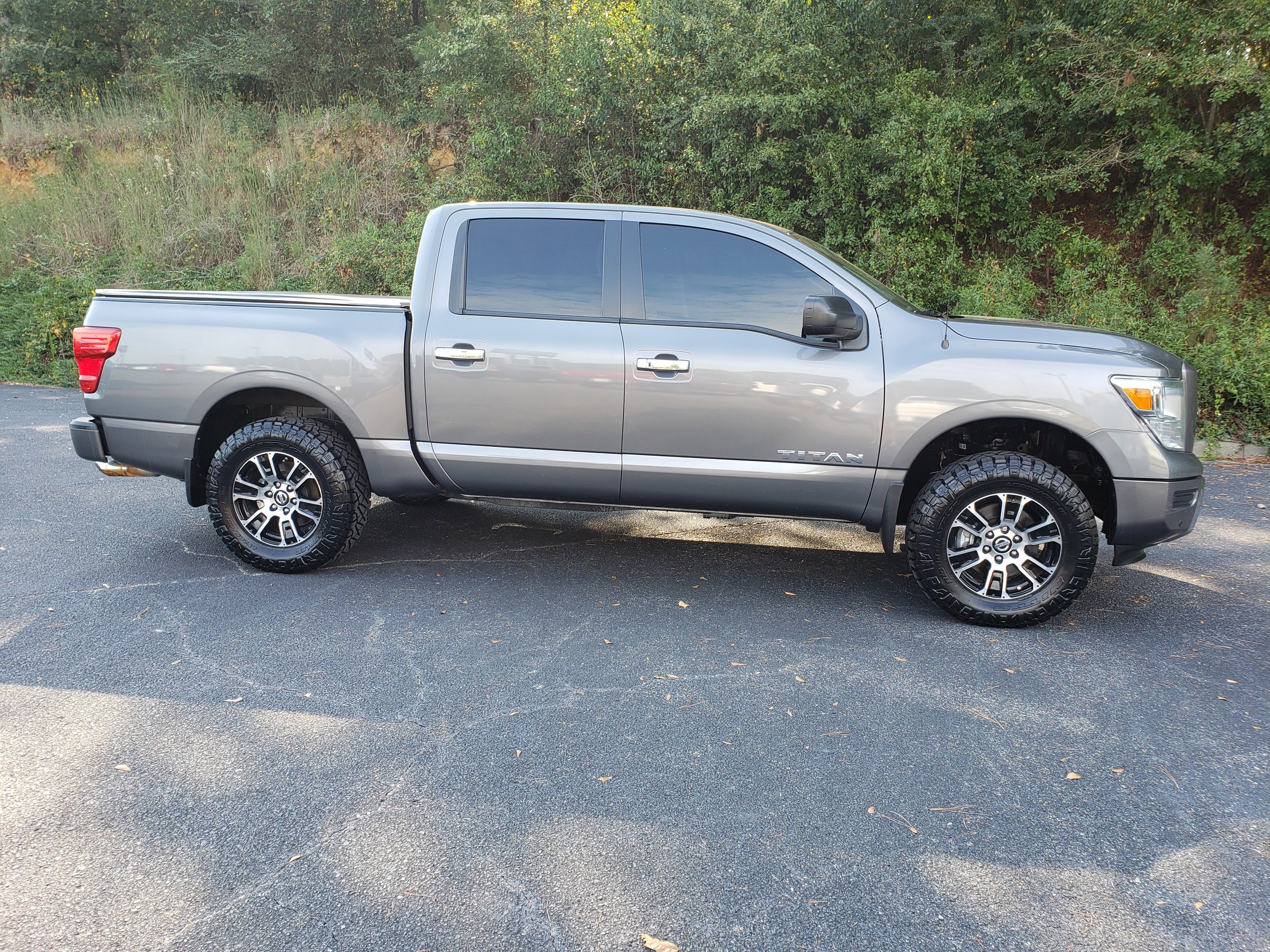 Used 2021 Nissan Titan SV w/ SV Convenience Package image 5