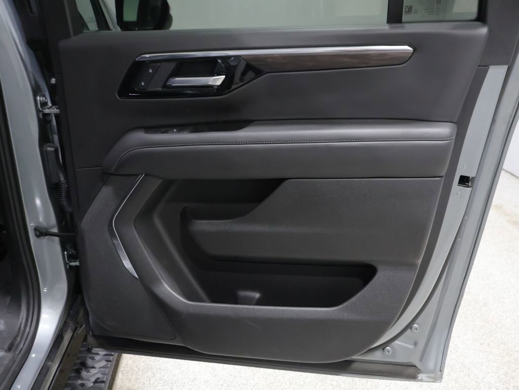 Used 2025 Chevrolet Suburban Z71 image 21