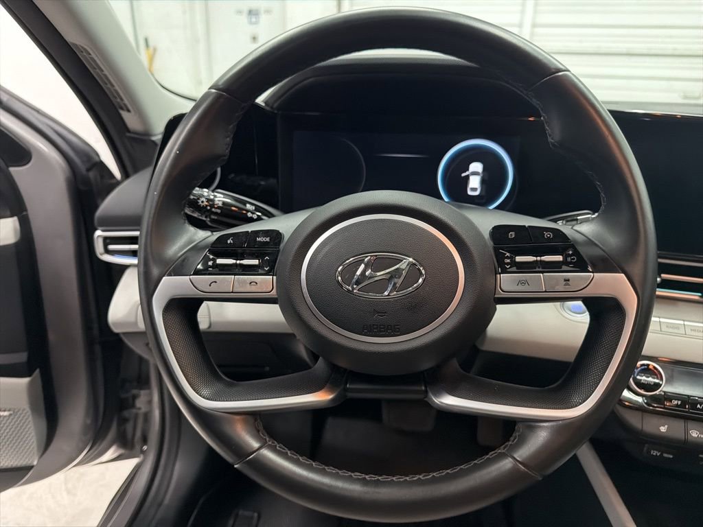 Used 2023 Hyundai Elantra Limited image 16