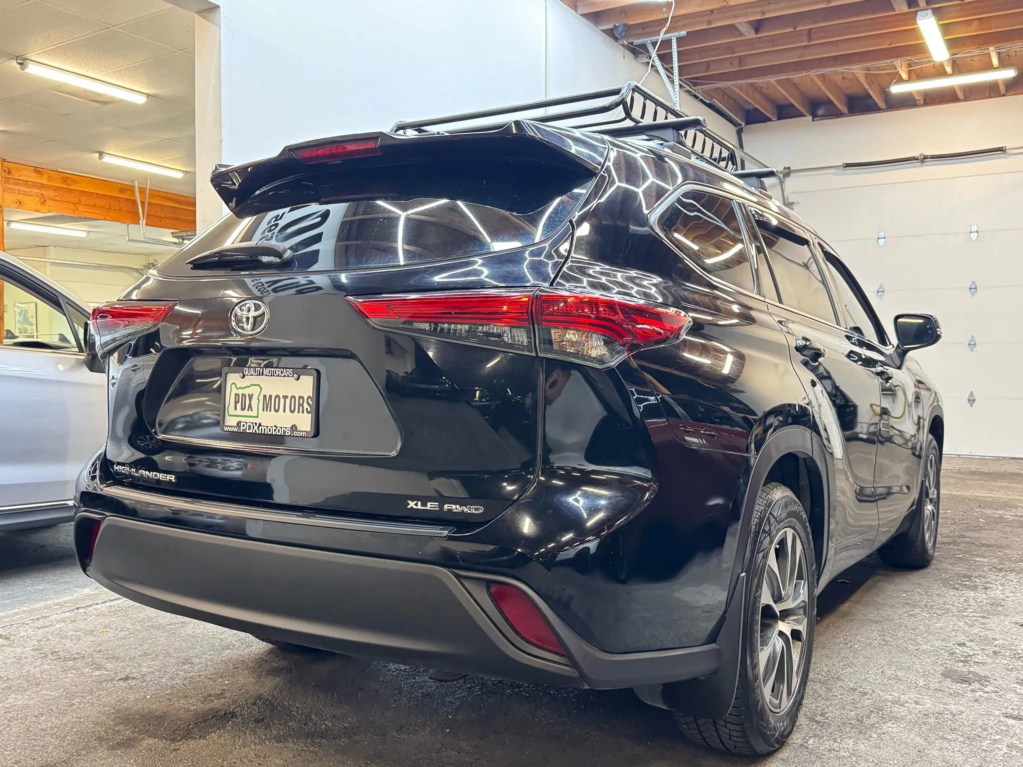 Used 2020 Toyota Highlander XLE image 6