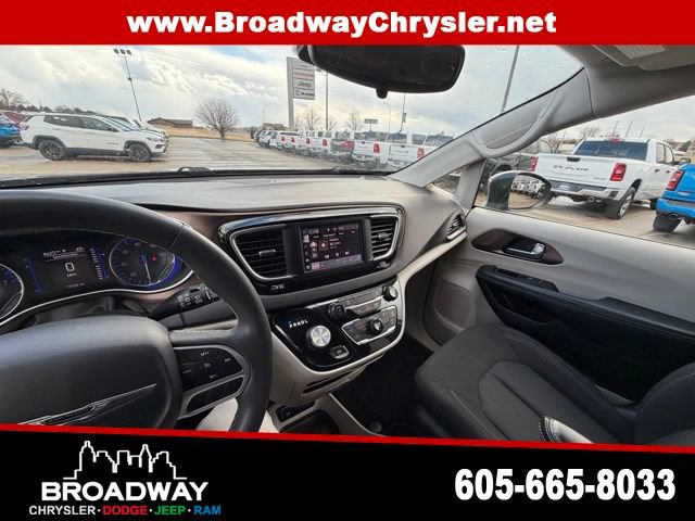 Used 2023 Chrysler Voyager LX image 19