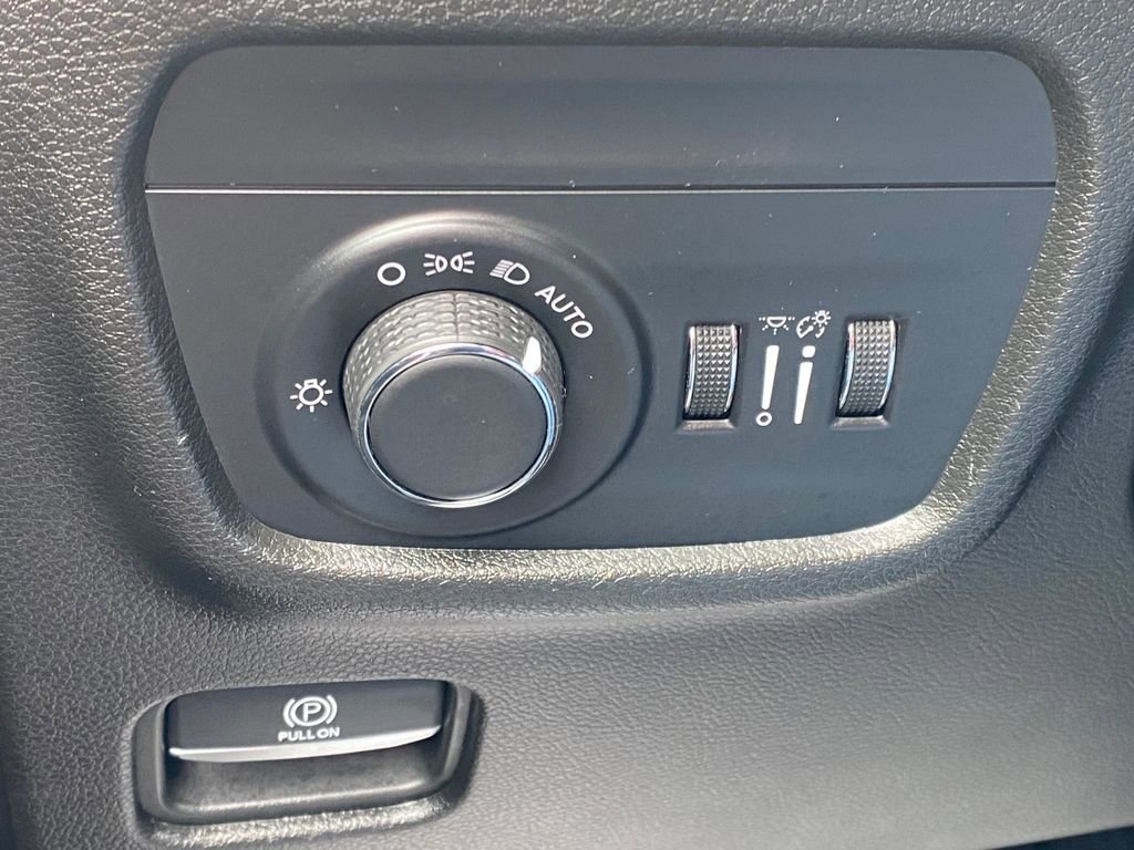 Used 2023 Jeep Grand Cherokee Laredo image 25