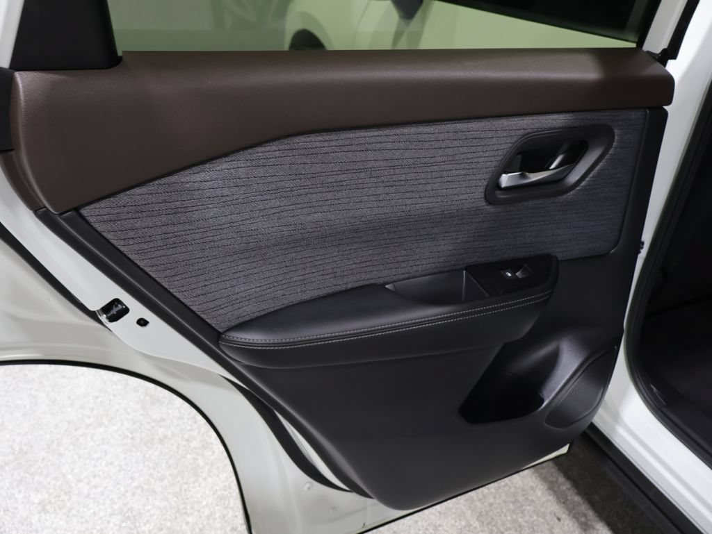 Used 2023 Nissan Rogue SV AWD/4WD image 16