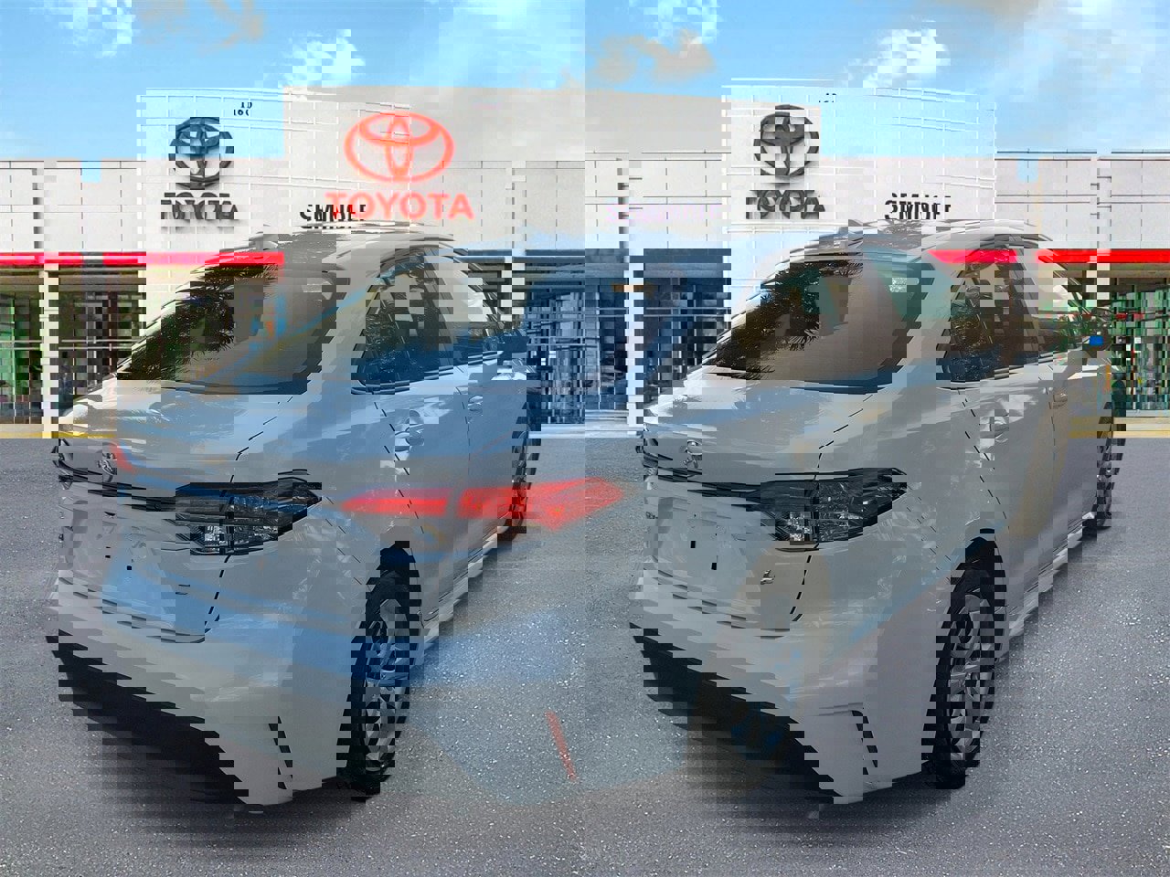 Used 2025 Toyota Corolla LE image 3