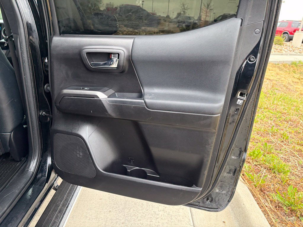 Used 2019 Toyota Tacoma TRD Sport w/ TRD Premium Sport Package AWD/4WD image 19
