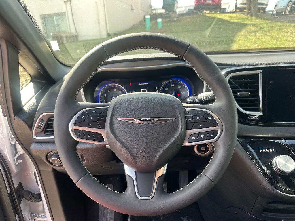 Used 2025 Chrysler Pacifica Select image 39