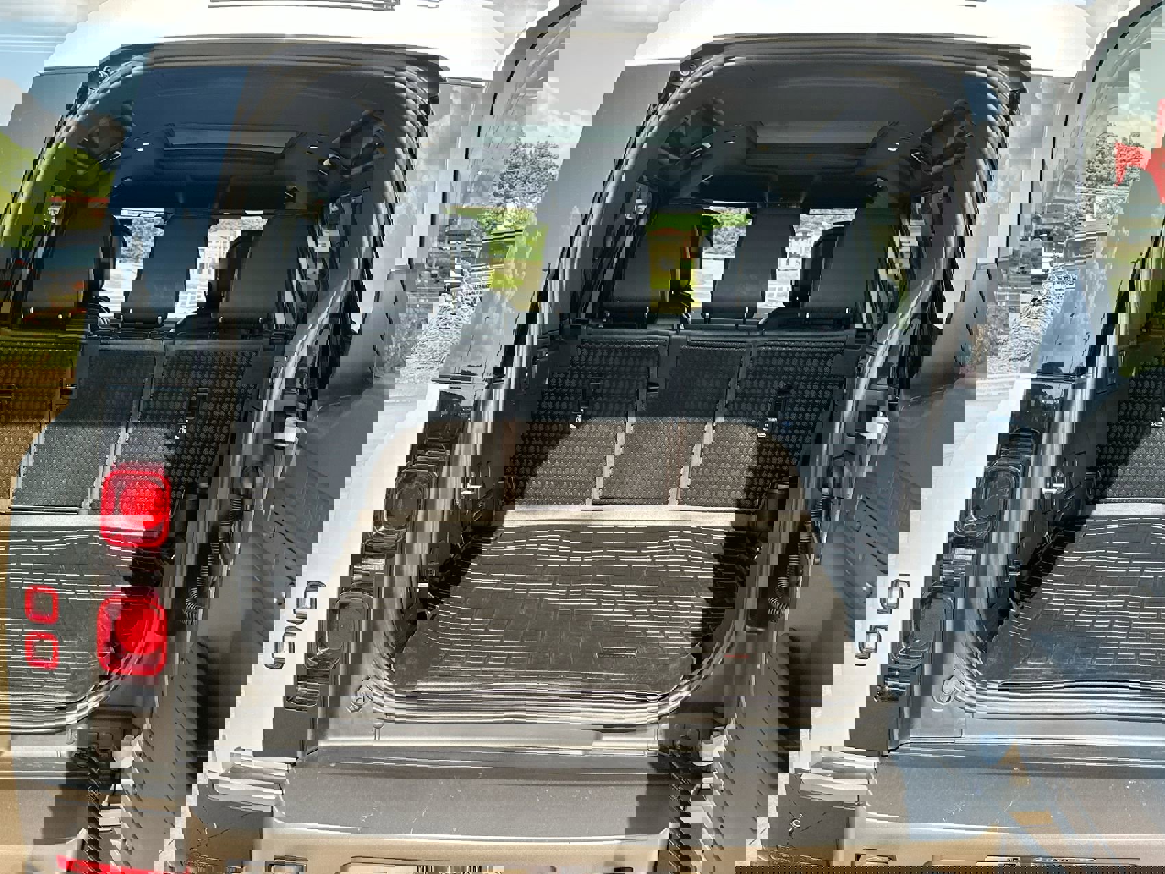 Used 2021 Land Rover Defender 110 X-Dynamic HSE image 24