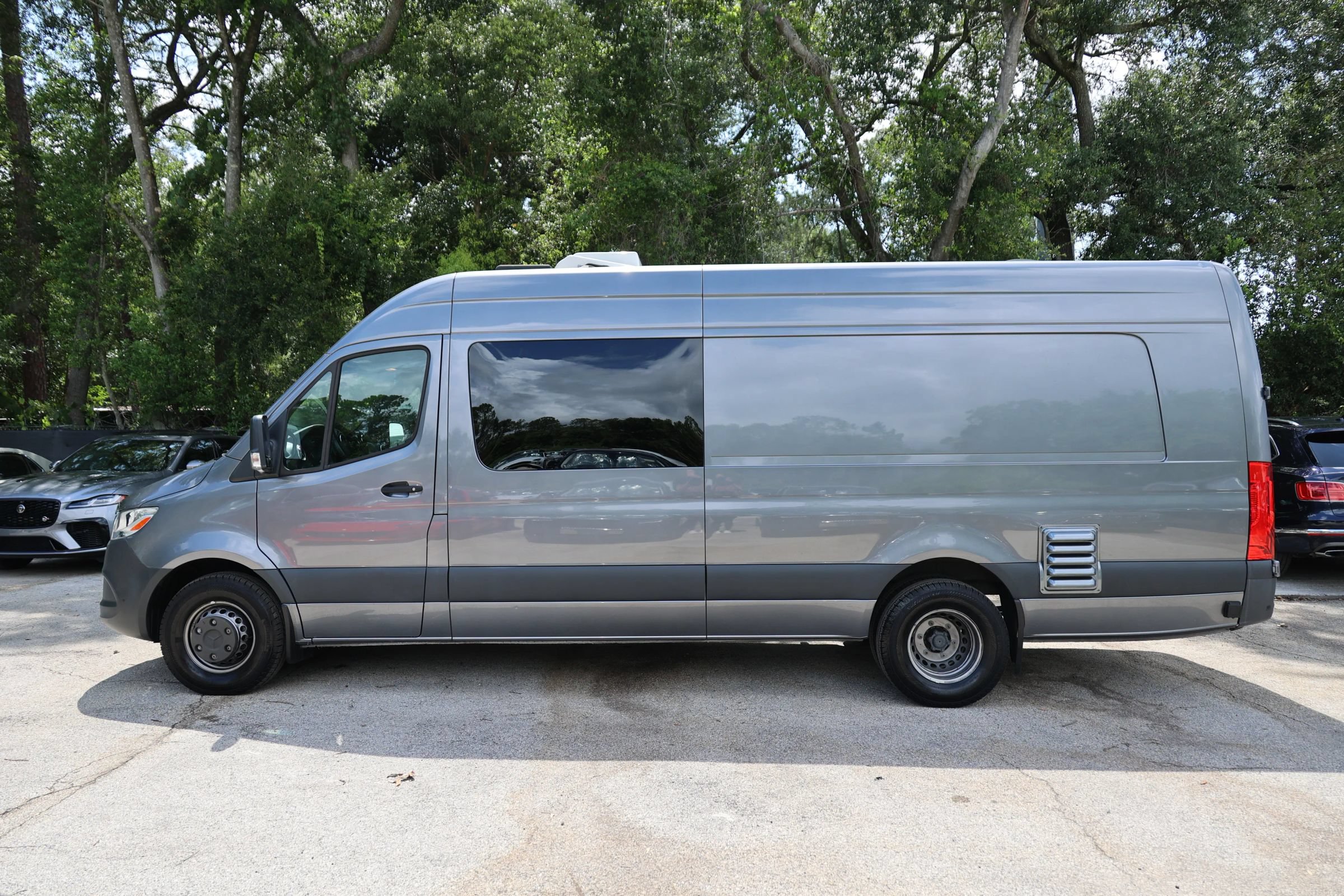 Used 2022 Mercedes-Benz Sprinter 4500 w/ Parking Package image 7