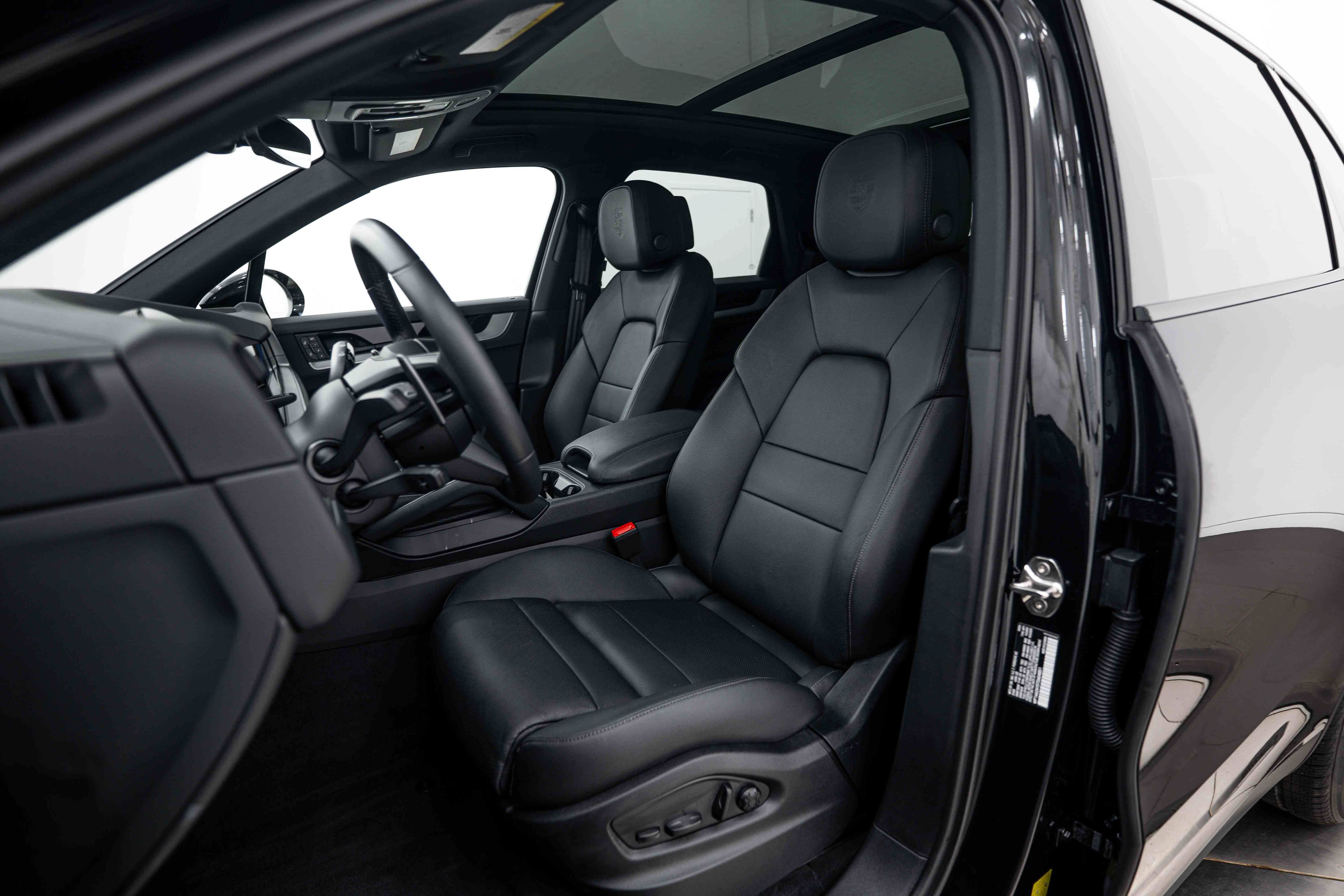 Certified 2026 Porsche Cayenne AWD/4WD image 5