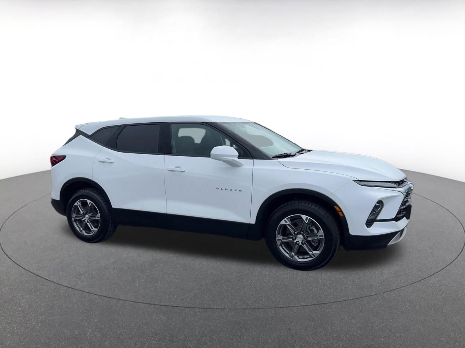 Used 2023 Chevrolet Blazer LT image 2