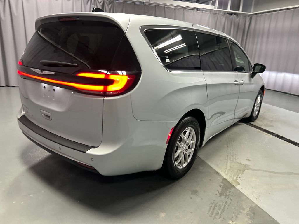 Used 2024 Chrysler Pacifica Touring-L FWD image 7